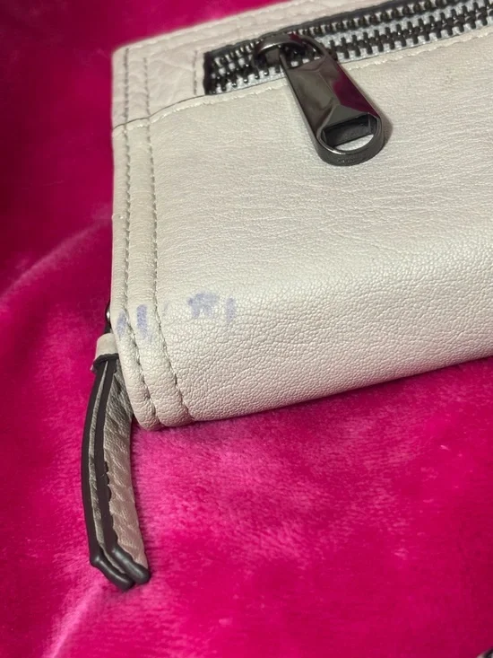 Jessica Simpson White Leather Crossbody Wallet with Front Zip - Picture 3 of 8